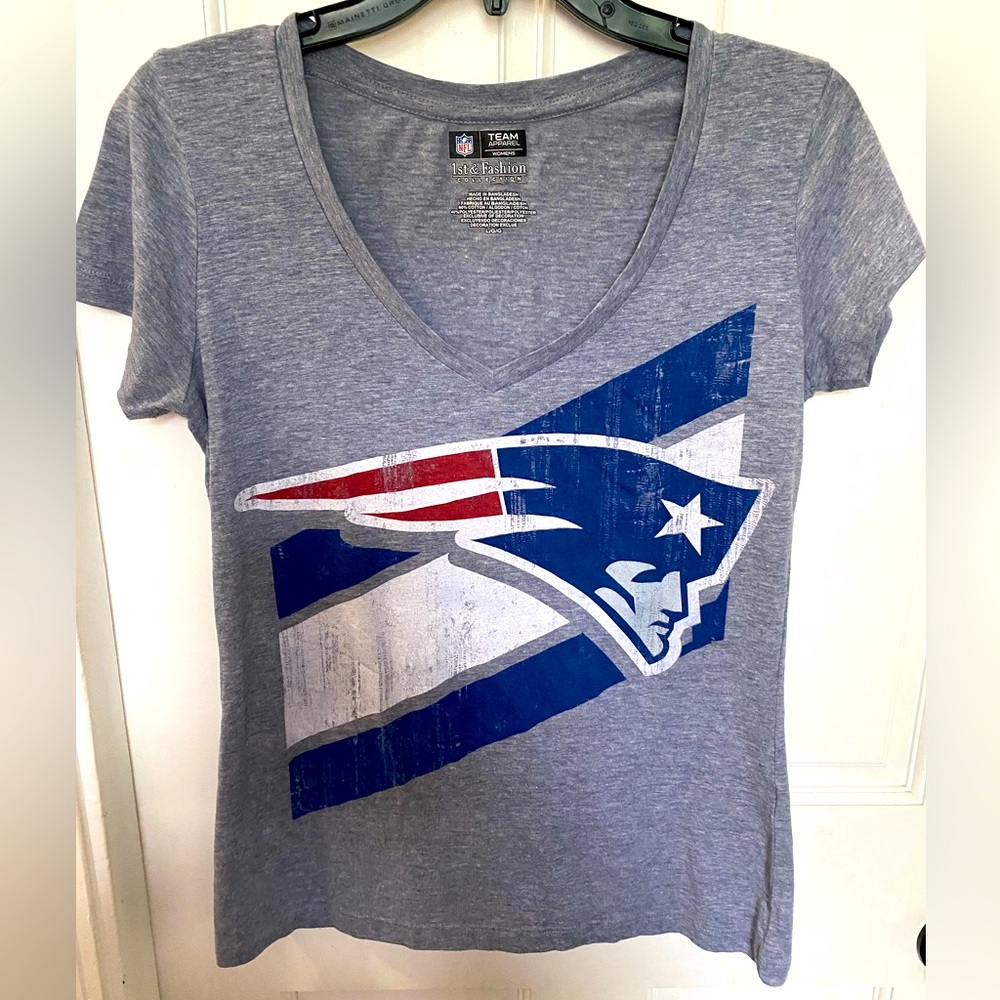 New England Patriots V-neck T-shirt, size Large